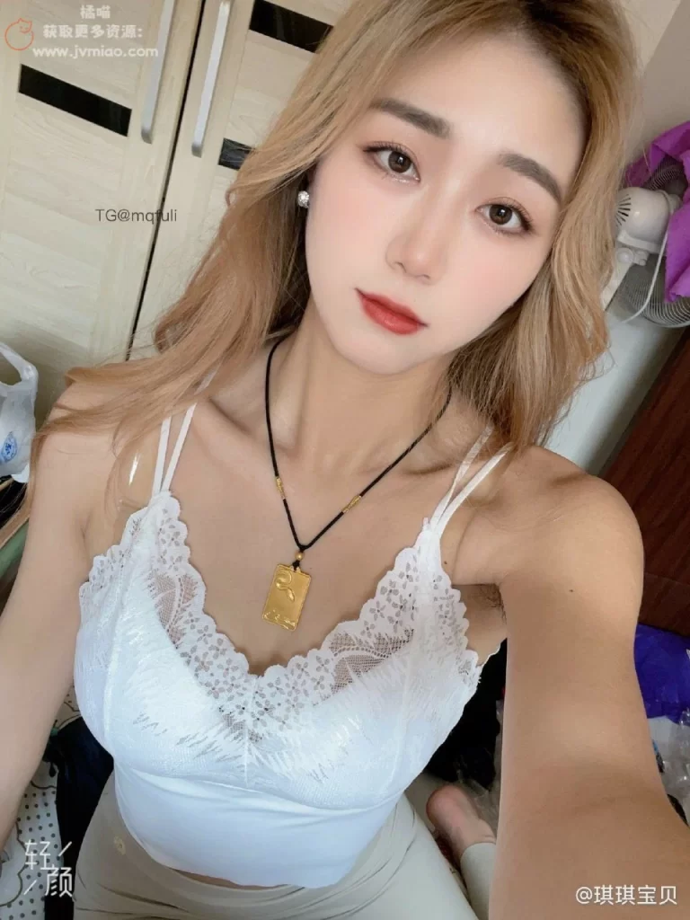 图片[1]-从光影到情绪：解码琪琪宝贝24-25年5月写真集的视觉叙事-橘喵