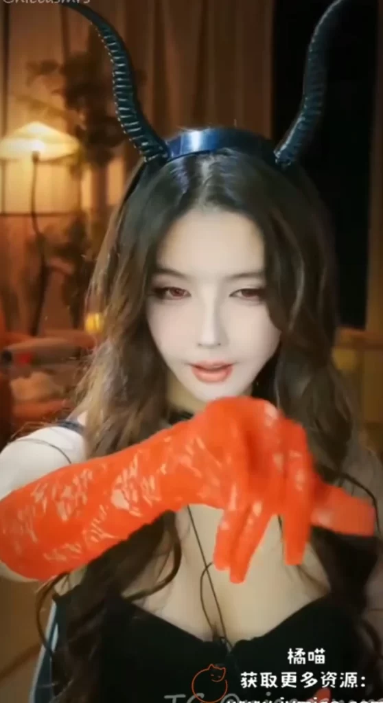 图片[1]-大艺术嘉新作封神！女魔王红色蕾丝手套COS，这细节你敢信是手工做的？-橘喵