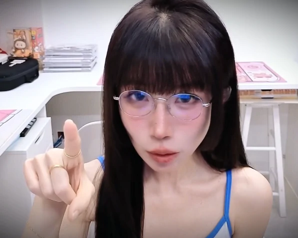 图片[1]-虎牙Aki秋水B站首发：眼镜娘の白色包装，这视觉触发太顶了！-橘喵