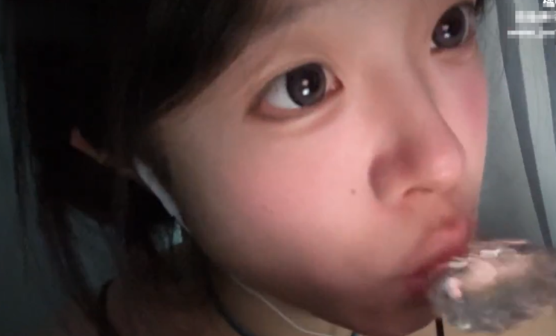 B站昕想睡觉了：一根玻璃棒，能敲出让你从头皮酥麻到后颈的助眠音-橘喵