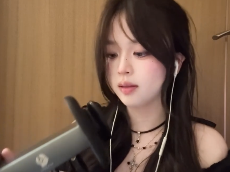 椰椰拿铁的充电专属《黑天鹅》：吮吸触发音里的听觉平衡术-橘喵